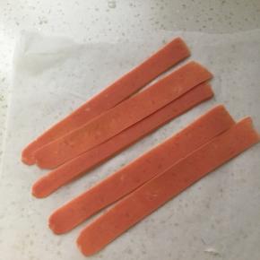 火腿肠削成细长条