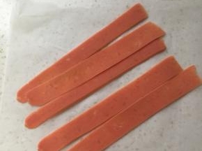 火腿肠削成细长条