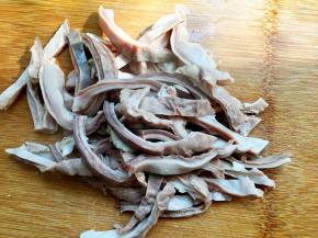 将猪肚切成细条。