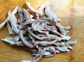 将猪肚切成细条。