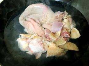 将猪肚和鸡肉焯水。