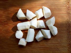 山药切滚刀块。