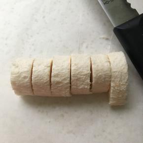 用面包刀切成小块