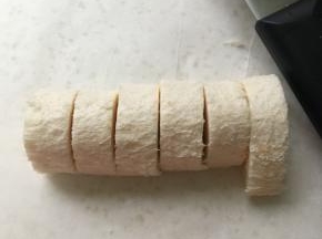 用面包刀切成小块