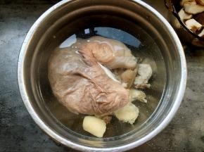 将焯水的猪肚和鸡肉再次清洗干净。