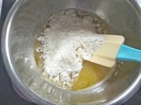 倒入低筋面粉，快速翻拌均匀