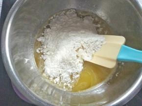 倒入低筋面粉，快速翻拌均匀