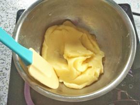 拌到完全无干粉状态，能成光滑的面糊