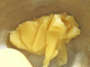 再把锅放回电磁炉上，开最小火继续翻炒，炒干一些水份，变成稍硬些的面糊，不至于泡芙出炉又缩回去