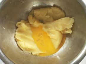 把蛋液分三、四次加入面糊，每加一次都要拌至混合均匀，再加入下一次蛋液