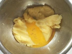 把蛋液分三、四次加入面糊，每加一次都要拌至混合均匀，再加入下一次蛋液