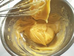 拌好的面糊比较粘稠细腻，挑起来数秒不滴落的状态就好