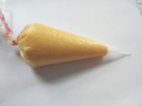 把面糊装入裱花袋