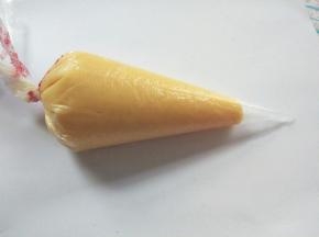 把面糊装入裱花袋