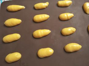 把裱花袋口再剪大一点，挤出天鹅的身体，要挤出椭圆形的形状