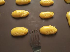 用西餐刀蘸点水甩干，按压出天鹅的翅膀