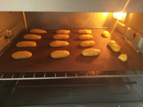 放进烤箱中层，200度烤8分钟，再转170度烤18分钟，时间到再焖十分钟再拿出来