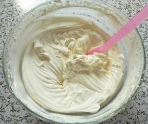 淡奶油加入细砂糖，打发到裱花状态
