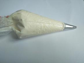 取一个小花嘴装上，把奶油装入裱花袋中