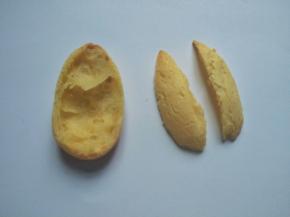 把泡芙从三分之一处剪开，再把小的一半一剪为二，就是天鹅的翅膀了