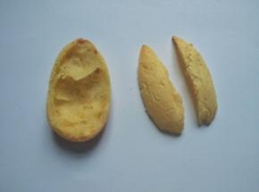 把泡芙从三分之一处剪开，再把小的一半一剪为二，就是天鹅的翅膀了