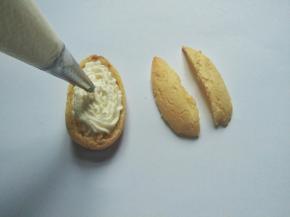 把奶油挤进泡芙里，尽量挤满些