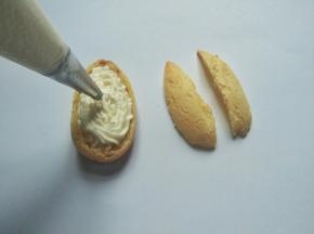 把奶油挤进泡芙里，尽量挤满些