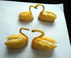 用一粒黑芝麻做眼睛，装上脖子，装上翅膀，依次组装完所有的天鹅