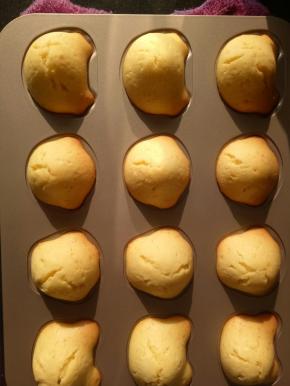 玛德琳蛋糕烤好后拿出来震一下，震去热气，这样超好脱模
成功的玛德琳蛋糕会有小肚子