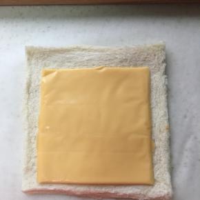 铺上芝士，卷成小卷