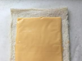 铺上芝士，卷成小卷