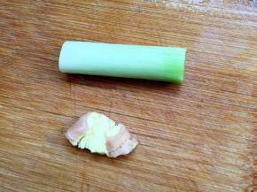 取一段大葱，生姜拍扁。