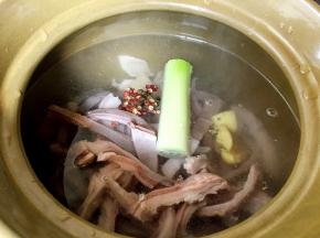 砂锅倒入清水，将猪肚、鸡肉、生姜、大葱、花椒全部放入煮开转小火炖一小时。