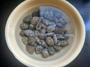 准备花甲，泡水，在水里滴一滴小麻油，泡30分钟。