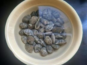 准备花甲，泡水，在水里滴一滴小麻油，泡30分钟。