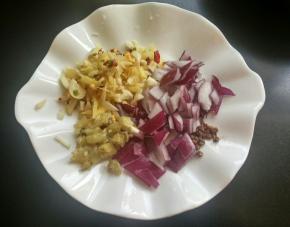 准备花椒 洋葱，生姜，辣椒，小米椒，大蒜，洗净切碎。