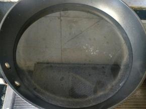 锅内放水，烧开。