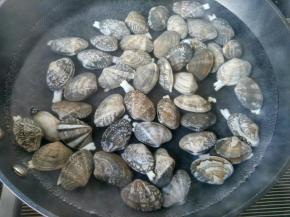 烧开后放花甲。