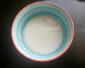 准备一小碗清水，放淀粉，搅拌均匀。