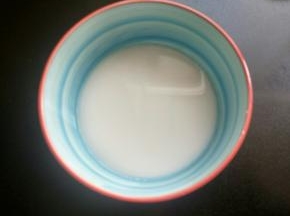 准备一小碗清水，放淀粉，搅拌均匀。