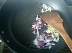 锅内放油，烧热后放洋葱，生姜 辣椒，小米椒，花椒爆香。