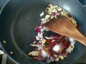 放盐和白糖，翻炒。