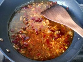 倒一小碗清水，烧开。