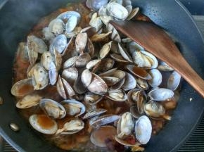 倒入花甲，放料酒，翻炒一下。