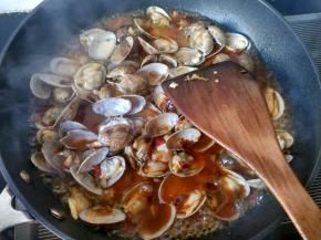 倒入淀粉水收汁，放鸡精 胡椒粉，可以出锅了。