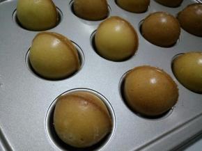 烤好的蛋糕出炉，拿掉盖子，轻震一下，震掉热气，这样好脱模