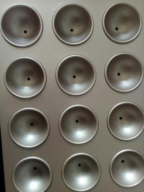 将黄油融化到液体状态放一旁备用
模具内抹一层黄油