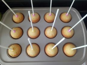 将纸棒在巧克力里蘸一下，轻轻的插入到蛋糕中