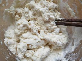 大约六七十度的热水，边倒水边用筷子搅动面粉成雪花状