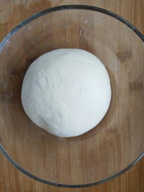 揉成光滑的面团，盖保鲜膜室温醒发半小时